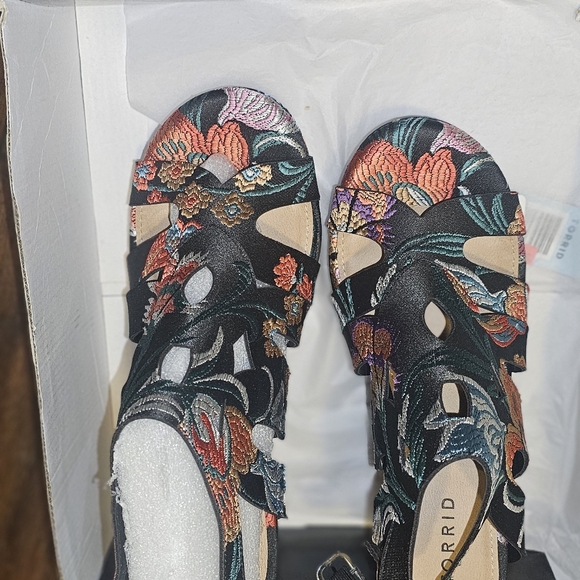 GORGEOUS Embroidered Torrid Wedge 10W - Picture 2 of 3